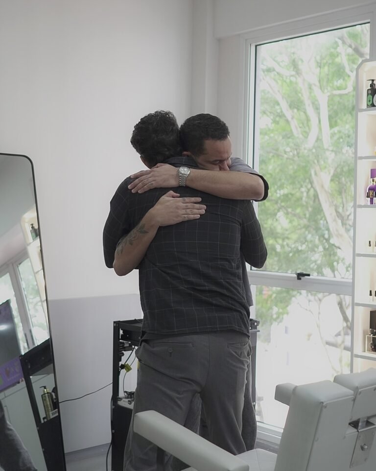 Dois homens se abracando dentro do Hope Studio