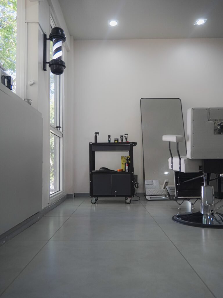 Salao do Hope Studio com carrinho de ferramentas, espelho de corpo inteiro e cadeira de barbeiro